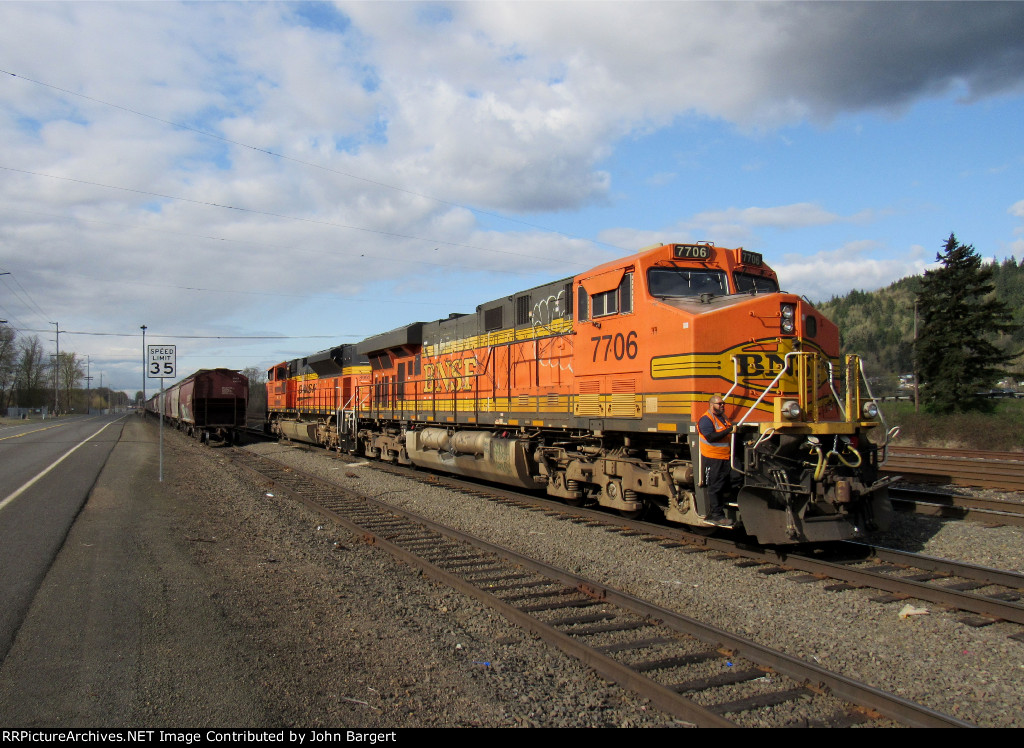 BNSF 7706 & 8992